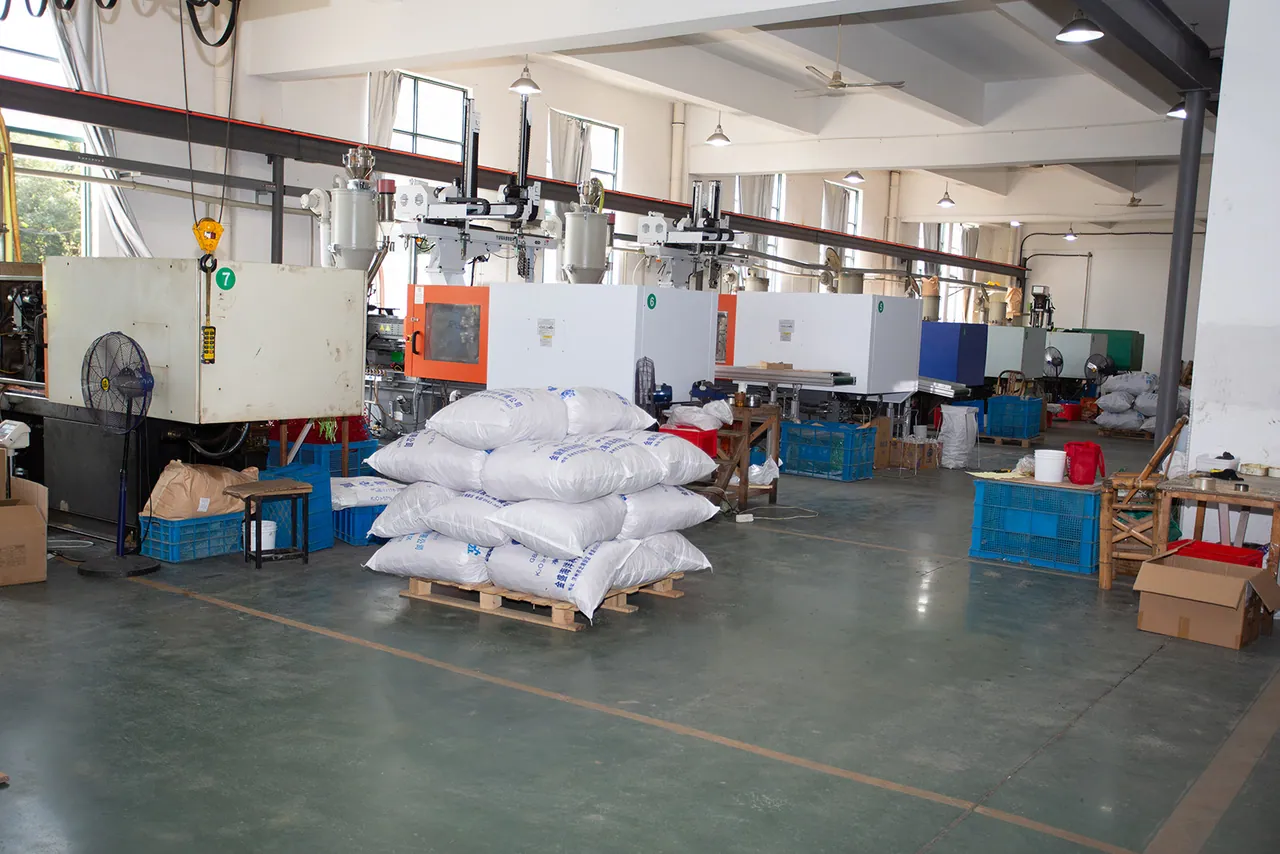 Injection moulding production line, full view