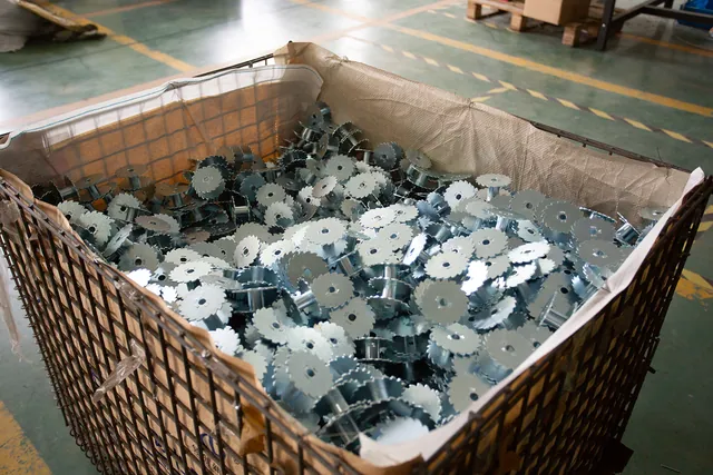 Toothed stamping parts in transit cages